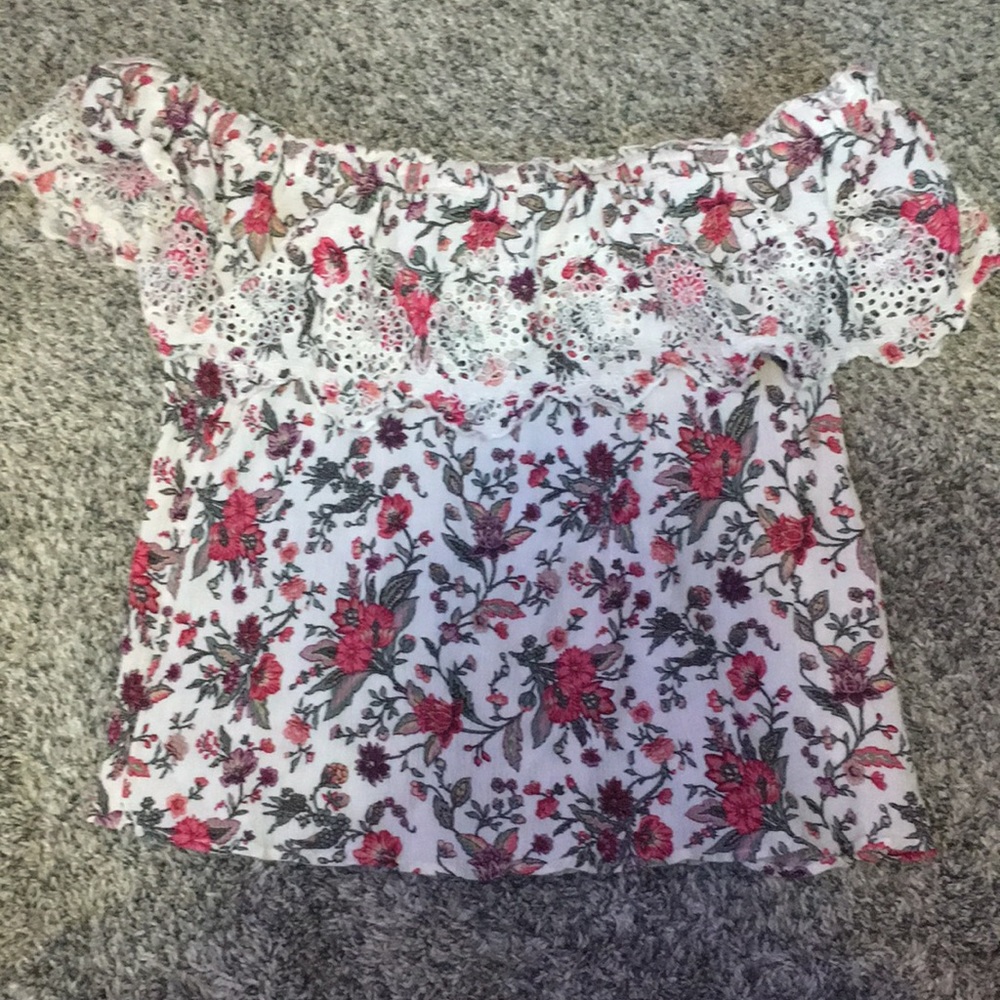 A cute floral top from American eagle 🦅